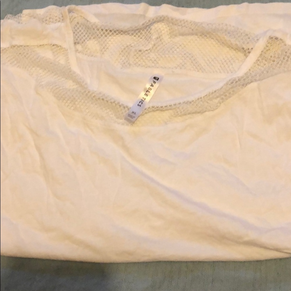 I’m selling this XL fabletics Shirt.